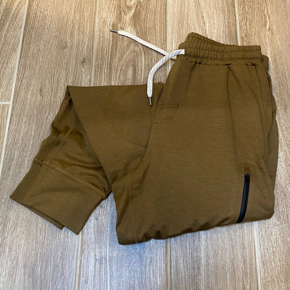 Vuori brown/green men’s Sunday Performance Jogger w/ Drawstring - like new